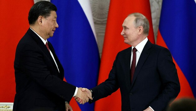 In einer gemeinsamen Erklärung betonten die Präsidenten Xi Jinping und Wladimir Putin, dass die Beziehungen „den höchsten Stand der Geschichte“ erriecht hätten. (Bild: APA/AFP/SPUTNIK/Mikhail TERESHCHENKO)