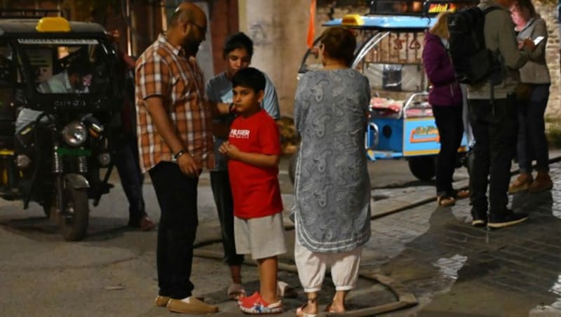 In Amritsar im Nordwesten Indiens flohen Menschen auf die Straße. (Bild: APA/AFP/Narinder NANU)