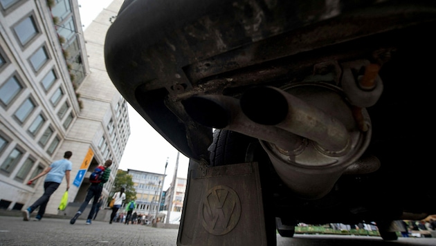 Verbrenner-Autos könnten künftig auch mit sogenannten E-Fuels betankt werden. (Bild: APA/AFP/dpa/Marijan Murat)