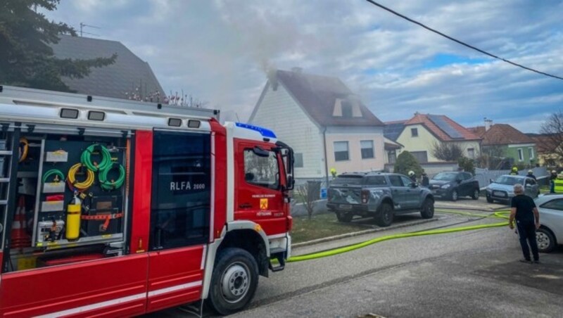 Die Feuerwehrleute fanden die 55 Jahre alte Frau bei den Löscharbeiten leblos auf. (Bild: APA/FEUERWEHR PÖTTSCHING)