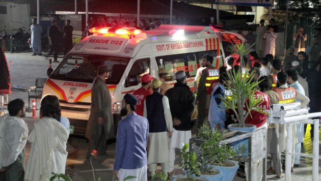 Im pakistanischen Swat-Tal werden Bebenopfer ins Krankenhaus gebracht. (Bild: Associated Press)