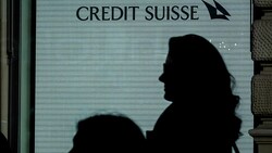 Die Pleitebank Credit Suisse darf nicht alle zugesagten Boni auszahlen. Dies hat die Schweizer Regierung angeordnet. (Bild: APA/AFP/Fabrice COFFRINI)