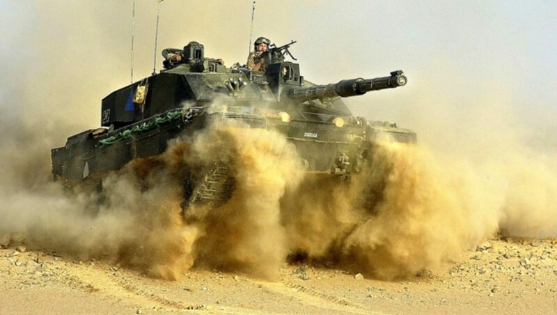 Ein britischer Kampfpanzer des Typs Challenger 2 (Bild: APA/Getty Images via AFP/GETTY IMAGES)