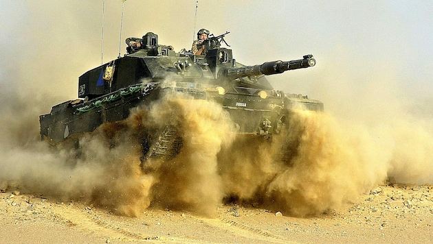 Ein britischer Kampfpanzer des Typs Challenger 2 (Bild: APA/Getty Images via AFP/GETTY IMAGES)