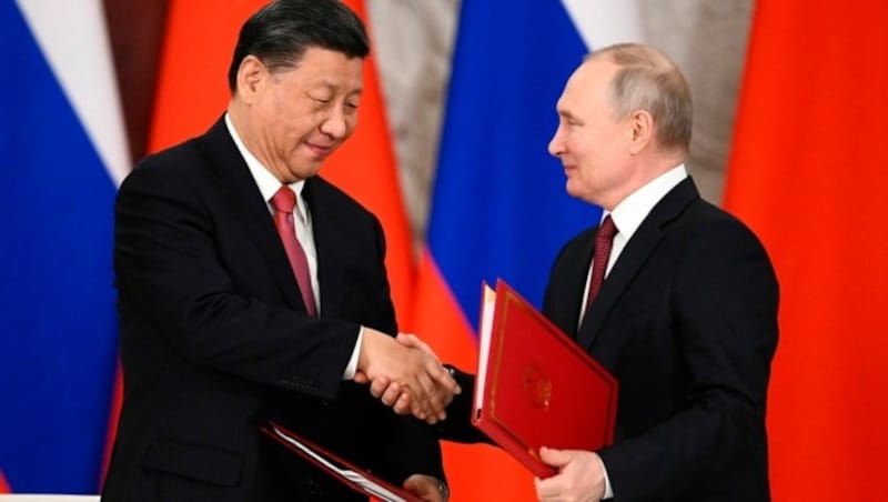 Chinas Staatschef Xi Jinping und sein russischer Amtskollege Wladimir Putin haben ihre strategische Partnerschaft weiter vertieft. (Bild: AP)