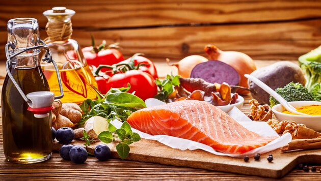 Eine Mediterrane Ernährung bestehend aus Obst, Gemüse, Hülsenfrüchten, Nüssen, Pflanzenölen und Fisch ist gut fürs Herz. (Bild: stockcreations/stock.adobe.com)