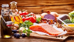 Eine Mediterrane Ernährung bestehend aus Obst, Gemüse, Hülsenfrüchten, Nüssen, Pflanzenölen und Fisch ist gut fürs Herz. (Bild: stockcreations/stock.adobe.com)