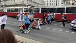 Zuerst spazierten die Aktivisten der Letzten Generation AT die Ringstraße entlang, beim Stubenring klebten sie sich dann fest. (Bild: Letzte Generation AT)