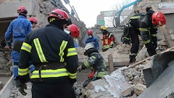 Aufräumarbeiten nach dem Drohnenangriff auf die Stadt Rschyschtschiw (Region Kiew) (Bild: Ukrainian Emergency Service/AP)