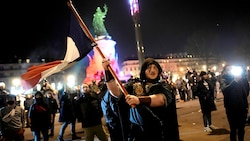 Bei den Protesten in Frankreich geht es heftig zu - der Polizei wird vorgeworfen, sich zu brutal gegen Demonstranten vorzugehen. (Bild: AP)