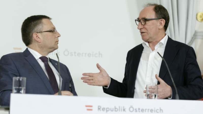 Die türkis-grüne Koalition konnte sich nicht auf eine Mietpreisbremse einigen. Den Kompromiss, der stattdessen kommt, präsentierten ÖVP-Klubobmann August Wöginger (li.) und Sozialminister Johannes Rauch am Mittwoch. (Bild: APA/BKA/ANDY WENZEL)