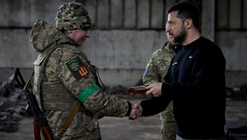 Gefährlicher Besuch für Präsident Wolodymyr Selenskyj: Die ostukrainische Stadt Bachmut ist nach wie vor heftig umkämpft. (Bild: APA/AFP/UKRAINIAN PRESIDENTIAL PRESS SERVICE/Handout)