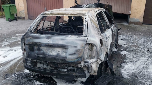 Das Fahrzeug brannte vollkommen aus. (Bild: Zeitungsfoto.at/Team)