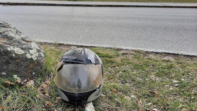 After initial treatment, the biker was taken to hospital by ambulance (symbolic image). (Bild: P. Huber (Symbolbild))