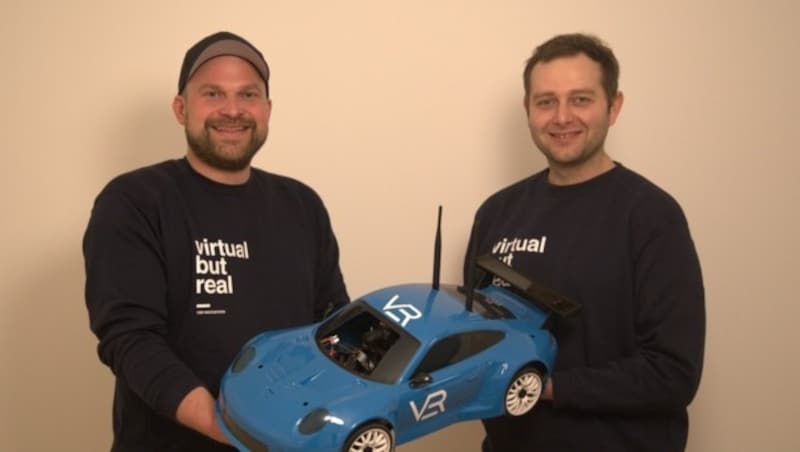 Philipp Lietz (links) und Paul Aigner mit einem der Prototypen. (Bild: VBR)