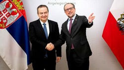 Serbiens Außenminister Ivica Dačić bekräftigte während des Besuchs bei seinem österreichischen Amtskollegen Alexander Schallenberg den Willen Belgrads, den EU-Plan bis zu den eigenen „roten Linien“ umzusetzen. (Bild: APA/BMEIA/MICHAEL GRUBER)