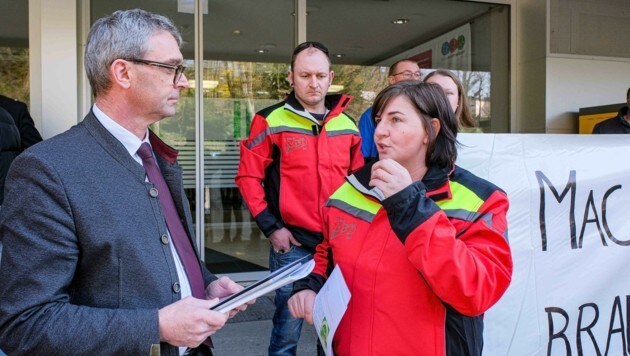 Martina Mittermayr entregando las demandas al presidente de la Cámara de Agricultura, Franz Waldenberger.  (Imagen: Einöder Horst)