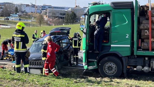 Der Lkw hatte bei Rohrbach den Pkw seitlich gerammt. (Bild: FF Haslach)