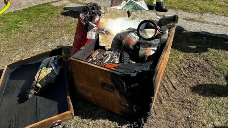 In diese Holzkiste dürfte die Zigarette geworfen worden sein. (Bild: FF Peratschitzen)