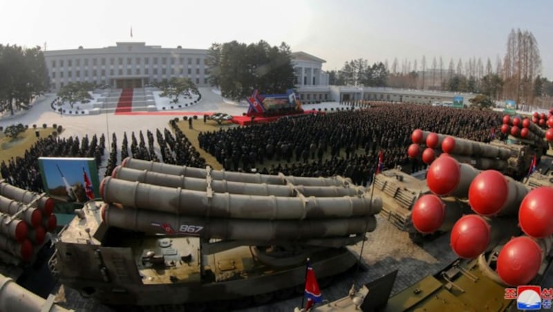 Dieses am 31. Dezember 2022 aufgenommene Bild zeigt eine Zeremonie zur Übergabe eines 600-mm-Großraketen-Systems in Pjöngjang. (Bild: STR / KCNA VIA KNS / AFP)