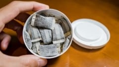 Nikotinbeutel - besser bekannt als Snus - haben sich zu einem Jugendtrend entwickelt. Doch sie sind gefährlich. (Bild: stock.adobe.com)