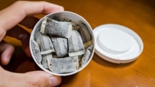 Nikotinbeutel - besser bekannt als Snus - haben sich zu einem Jugendtrend entwickelt. Doch sie sind gefährlich. (Bild: stock.adobe.com)