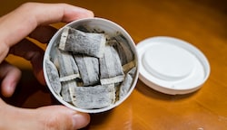 Nikotinbeutel - besser bekannt als Snus - haben sich zu einem Jugendtrend entwickelt. Doch sie sind gefährlich. (Bild: stock.adobe.com)