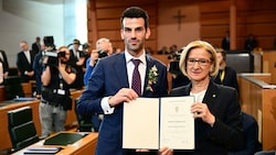 Udo Landbauer (FPÖ) und Johanna Mikl-Leitner (ÖVP) bei der Angelobung im März (Bild: Imre Antal)