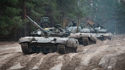 Ukrainische Soldaten auf russischen T-72-Panzern (Bild: AP Photo/Aleksandr Shulman, File)