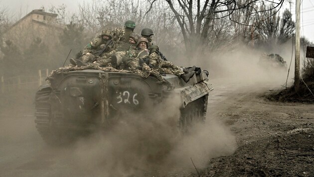 Ukrainische Panzer auf dem Weg nach Bachmut (Bild: APA/AFP/ARIS MESSINIS)