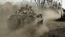 Ukrainische Panzer auf dem Weg nach Bachmut (Bild: APA/AFP/ARIS MESSINIS)