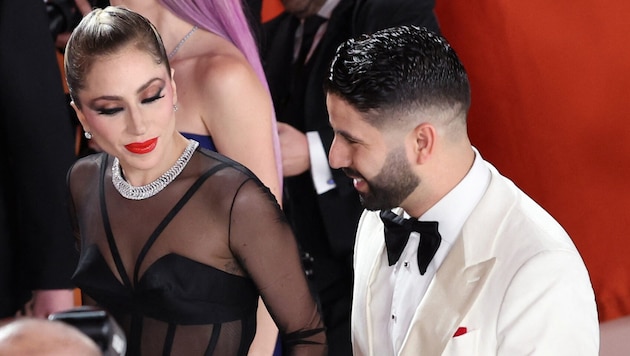 Lady Gaga and her fiancé Michael Polansky at the Oscars in 2023: The couple plan to tie the knot in Europe. (Bild: AUDE GUERRUCCI / REUTERS / picturedesk.com)