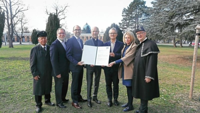 Jakob Wild und Markus Pinter vom Bundesverband der Bestatter, Dompfarrer Toni Faber, Generalsekretär der Österreichischen UNESCO Kommission Martin Fritz und Mitiniatorin und Vorsitzende des Bundesverbands Katharina Strack-Dewanger (v. li. n. re.). (Bild: Gerhard Bartel)