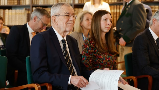 Das Staatsoberhaupt war bei Höftbergers Promotionaus einer alten Tradition dabei, die bis in die Kaiserzeit zurückreicht. Voraussetzung dafür: ein Notenschnitt von 1,0 seit Beginn der Oberstufe, Studienabschluss summa cum laude und eine ausgezeichnete Leistung im Rigorosum. (Bild: Tschepp Markus)