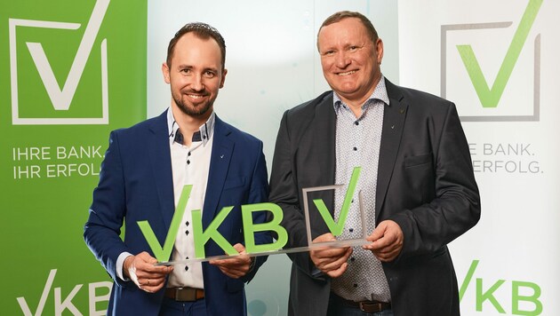 Markus Auer, Vorstand der VKB-Bank, mit Aufsichtsratschef Matthäus Schobesberger (r.) und dem neuen Logo. (Bild: VKB/Lauringer)
