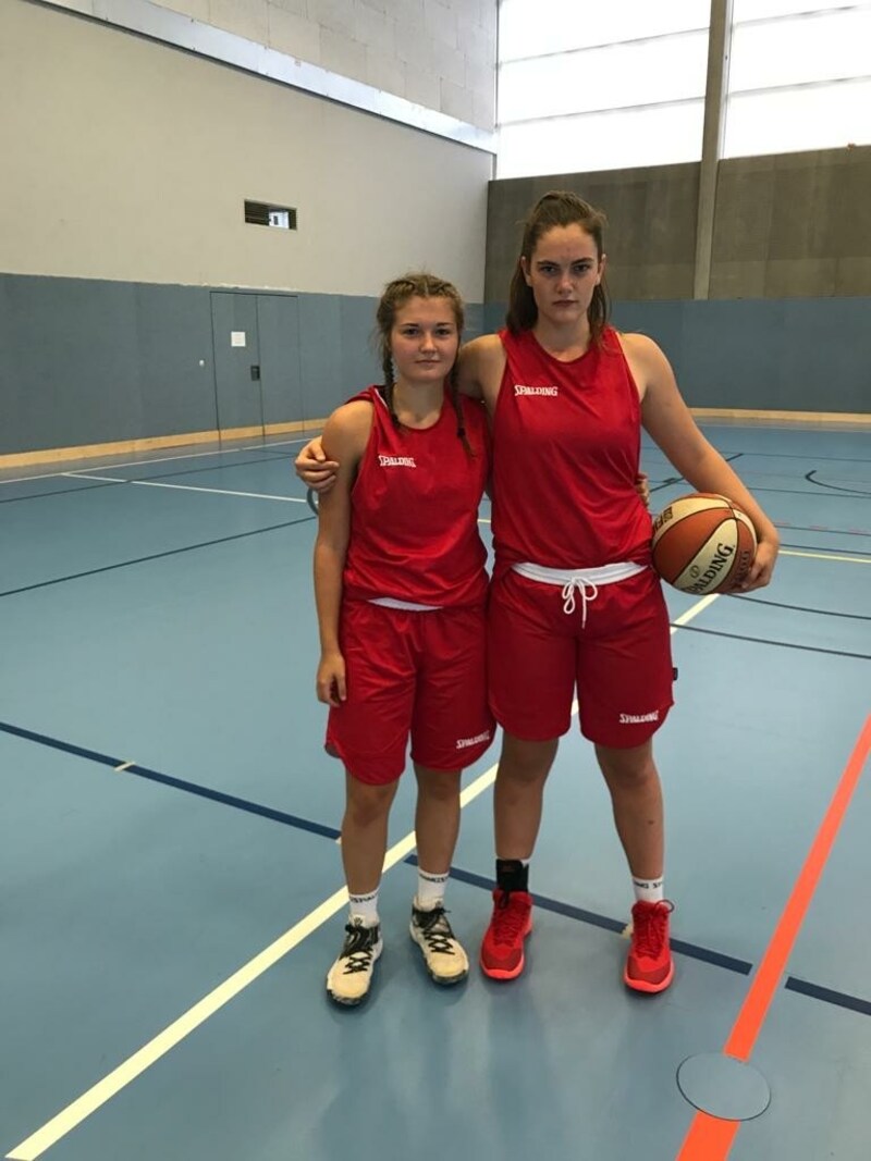 Sophia Keller (r.) gemeinsam mit Astros-Ass Lisa Ganhör (l.) als Co-Kapitäninnen des U16-Nationalteams. (Bild: Sophia Keller)