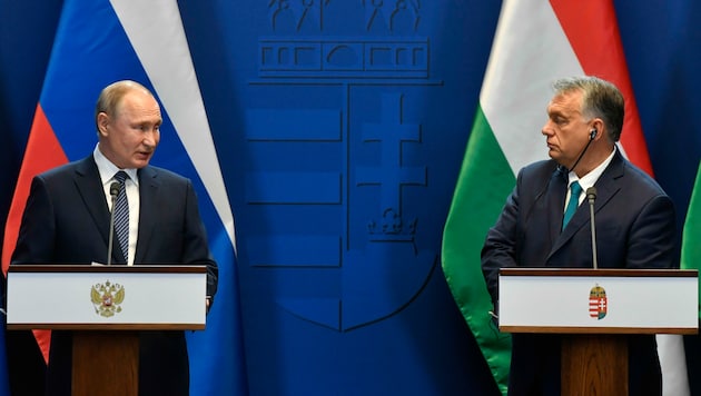 Würde Putin jetzt nach Ungarn kommen, würde Orban keinen Finger rühren, um ihn verhaften zu lassen. (Bild: Associated Press)