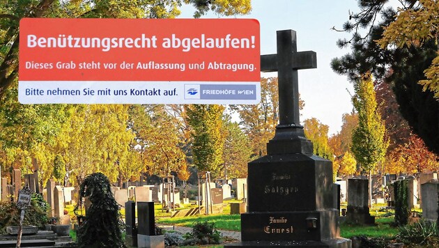 Friedhofsbesuchern ist es bereits aufgefallen: Auf immer mehr Gräbern kleben Pickerl zum abgelaufenen Benützungsrecht. Das liegt sicher an den gestiegenen Kosten fürs Totsein, aber auch an den neuen Begräbnis-Trends. (Bild: Jöchl, Zwefo, Krone KREATIV)