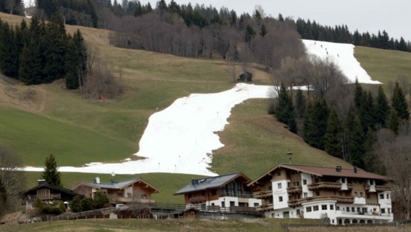 Noch Winter oder schon Frühling? Schneebänder prägen zurzeit das Landschaftsbild in Saalbach-Hinterglemm. (Bild: Hölzl Roland)