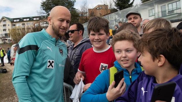 Feyenoord-Star Gernot Trauner im ÖFB-Teamcamp in Windischgarsten mit kleinen Fans. (Bild: EXPA/ Reinhard Eisenbauer)