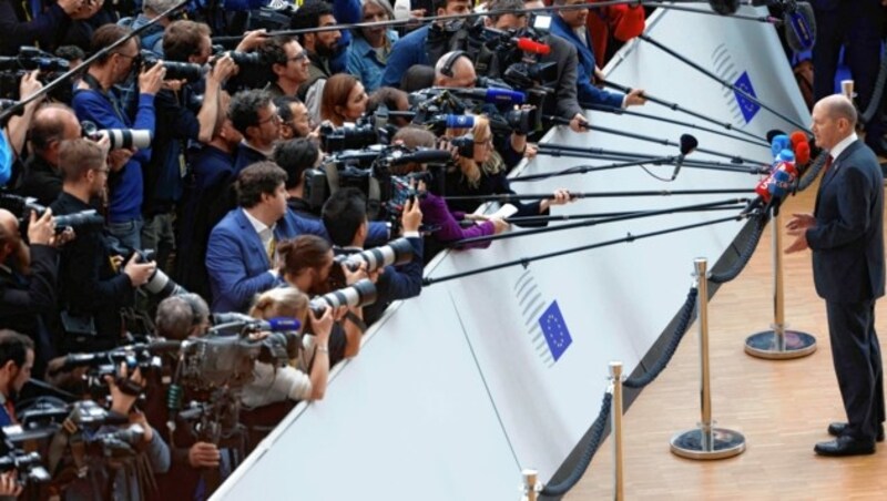 Deutschlands Bundeskanzler Olaf Scholz war der Buhmann des Gipfels. Es hagelte viel Kritik und ebenso viele Fragen. (Bild: AFP)