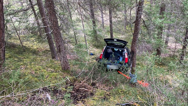 Eine Fußgängerin hatte das Wrack im Wald entdeckt und Alarm geschlagen. (Bild: zeitungsfoto.at)