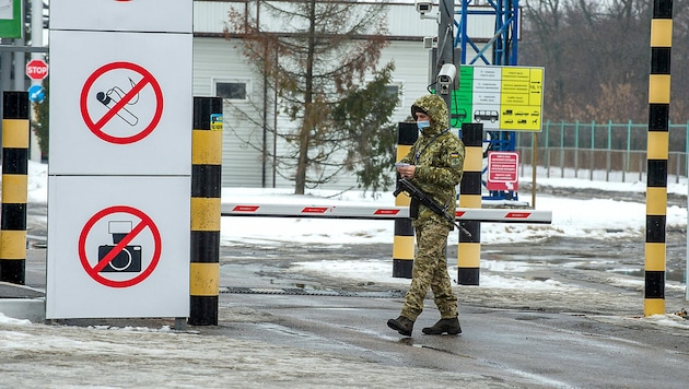 Ein ukrainischer Grenzsoldat am Grenzübergang Goptivka (Bild: APA/AFP/Sergey BOBOK)