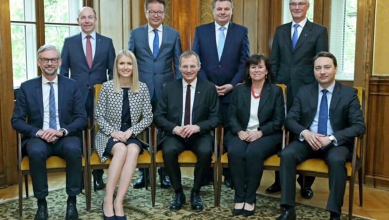 Die einstigen Regierungsmitglieder, hier auf einem Foto aus dem Jahr 2017, werden geehrt: Michael Strugl (1. v. li), Birgit Gerstorfer (3. v. re), Rudi Anschober (4. v. li) und Elmar Podgorschek (2. v. re). (Bild: Land OÖ/Denise Stinglmayr)