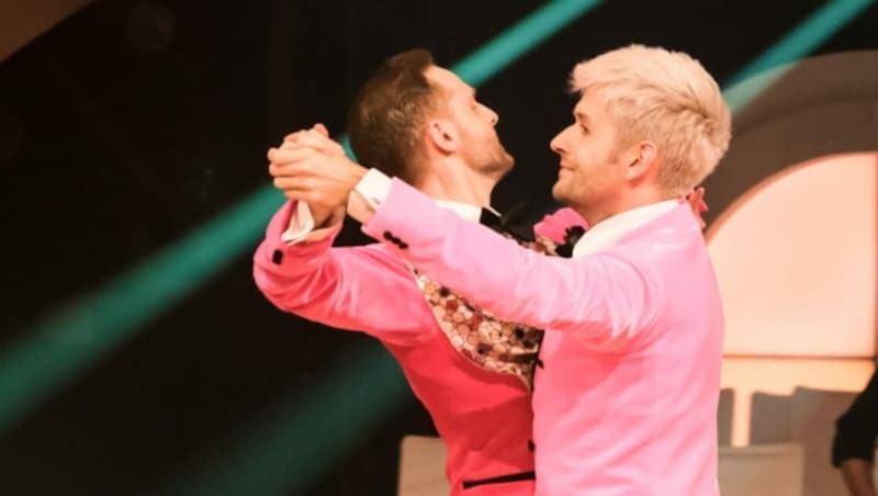 Michael Buchinger & Herbert Stanonik tanzen einen Quickstep zu „Suddenly I See“ aus „Der Teufel trägt Prada“. (Bild: ORF)