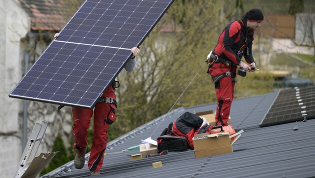 Die Auftragsbücher für PV-Anlagen sind voll - die Unternehmen kommen mit der Montage kaum hinterher. (Bild: APA/ROBERT JAEGER)