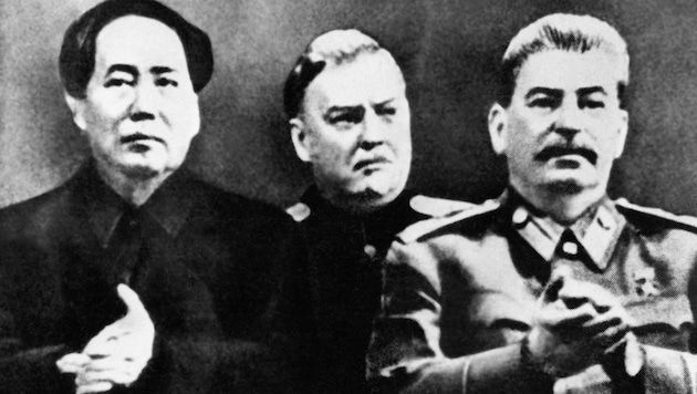Verlegenes Wegschauen, gequälte Blicke der Freundschaft: Maos erstes Treffen mit Stalin 1949 in Moskau, dem auch Stalins Vizepremier Nikolai Bulganin beiwohnte. (Bild: AFP)