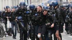 Ein verletzter Polizist in Frankreich (Bild: Christophe Ena/AP)