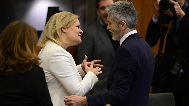 Die deutsche Innenministerin Nancy Faeser begrüßte den spanischen Innenminister Fernando Grande-Marlaska Gomez am Freitag in Berlin (Bild: AFP)