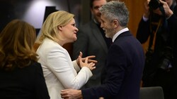 Die deutsche Innenministerin Nancy Faeser begrüßte den spanischen Innenminister Fernando Grande-Marlaska Gomez am Freitag in Berlin (Bild: AFP)